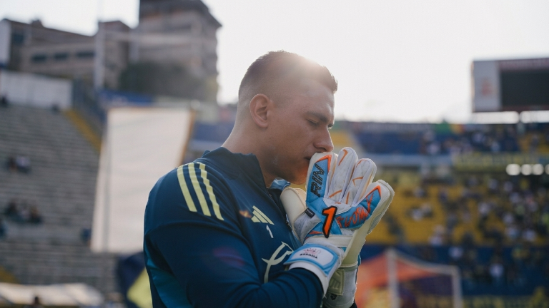 Luis Ángel Malagón fue operado con éxito, pero su ausencia en el Mundial es inevitable.