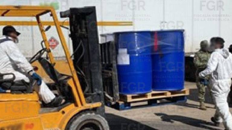 La FGR incineró casi 100 toneladas de drogas y químicos asegurados en Sinaloa.