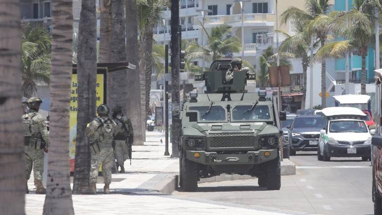 Elementos militares en vigilancia en la zona costera de Mazatlán.