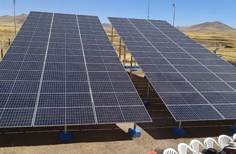 $!En Espinar, Perú, utilizan energía solar para el bombeo de agua que es utilizada para el riego de cultivos de fresas.