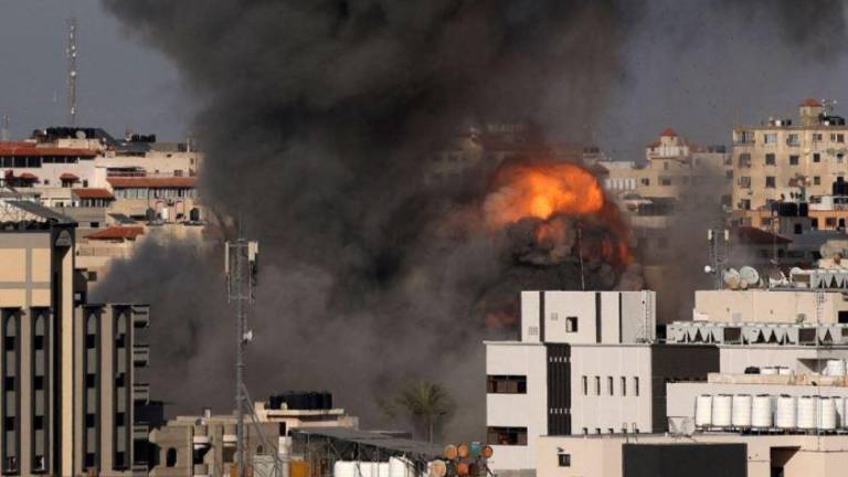 Israel intensifica su ofensiva por aire y con artillería contra Gaza