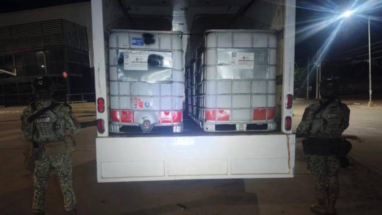 Militares resguardan la unidad y los objetos asegurados en la colonia Mazatlán II tras una denuncia.