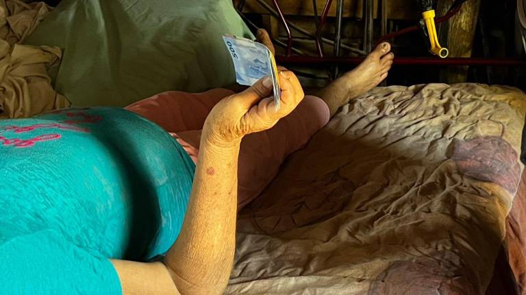 María Esther Sánchez, quien padece un coágulo que mantiene obstruida una vena en su pierna izquierda, recibió el donativo de 2 mil 500 pesos.