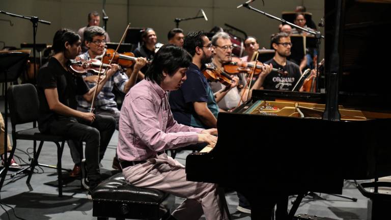 Sheng Cai, pianista canadiense, será el invitado en el concierto inaugural de la OSSLA, este jueves en el Teatro Pablo de Villavicencio a las 18:00 horas, con entrada libre.