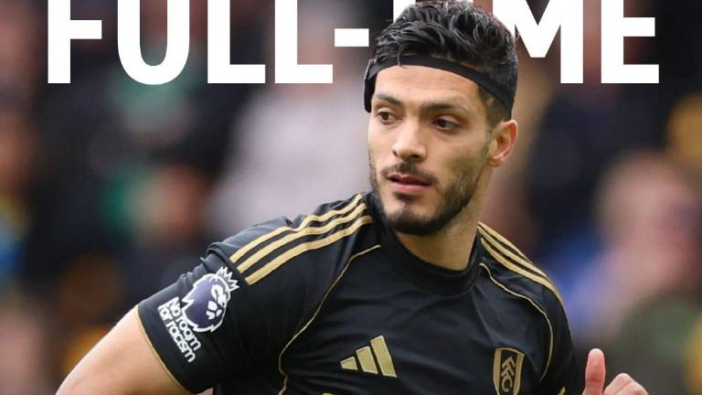Raúl Jiménez es ovacionado por la afición de los Wolves.