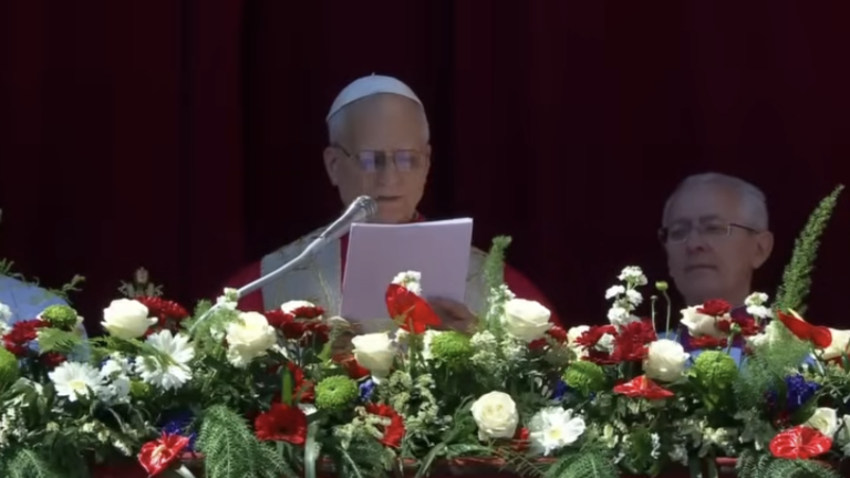 El Papa León XIV dirigió la bendición Urbi et Orbi desde la Basílica de San Pedro, donde llamó a la paz y a la conversión del corazón.