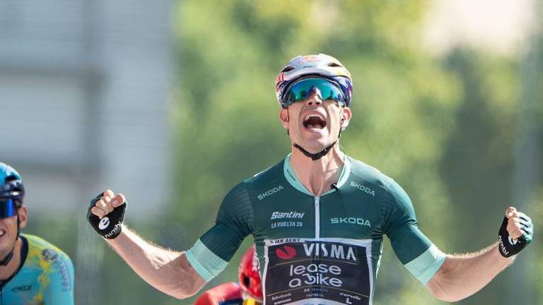 Wout van Aert impone su sprint.