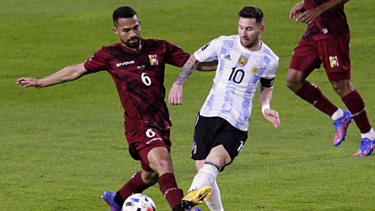 Lionel Messi (der.) marcó uno de los goles de Argentina.