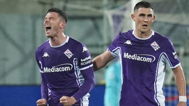 Robin Gosens (izquierda) celebra el gol que le redituó tres puntos a la Fiorentina.