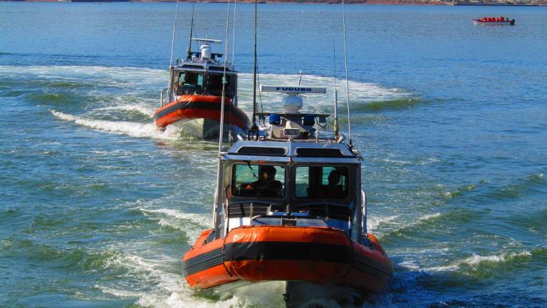 Elementos de la Marina escoltaron la embarcación asegurada con 28 menores rescatados.