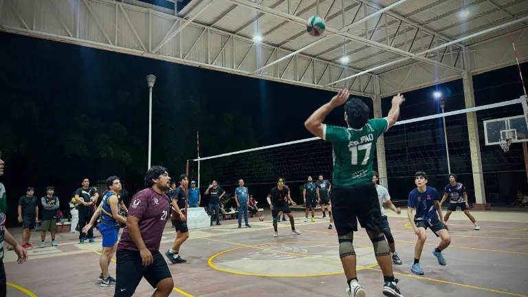 Doce escuadras saltan a la cancha en busca del campeonato en una fiesta de compañerismo e integración social.