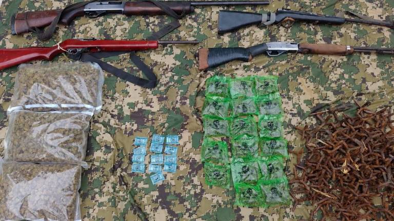 Elementos de la Secretaría de Marina detuvieron a cuatro personas y aseguraron diversos productos con aparentes sustancias ilícitas en Mazatlán.