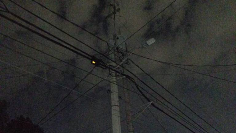 Vecinos de varias colonias de Mazatlán permanecen sin electricidad ni acceso a Internet.