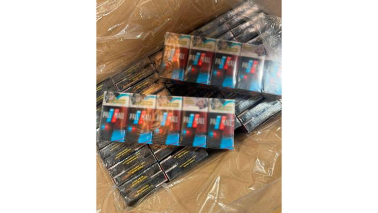 Autoridades realizaron una inspección en la Aduana del AICM y decomisaron las cajetillas de cigarros.