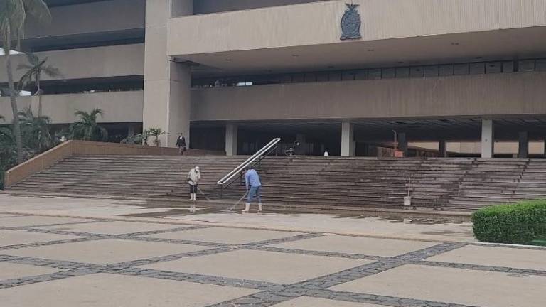 Trabajadores del Gobierno de Sinaloa y del Gobierno de Culiacán limpian los espacios tras las pintas durante la marcha del 8M.