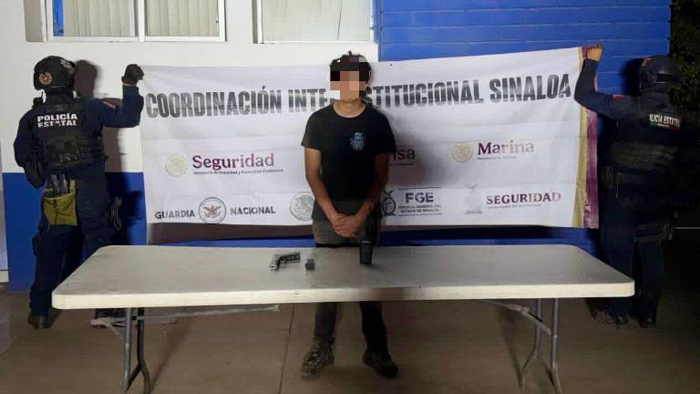 Un menor de edad fue detenido por policías estatales en Culiacán portando un arma y un radio.