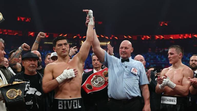 Bivol retiene sus campeonatos Semipesados de la AMB y la FIB.