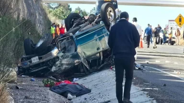 La camioneta Ford Explorer en la que viajaba la familia se impactó contra el muro de contención y volcó en la supercarretera Durango-Mazatlán.
