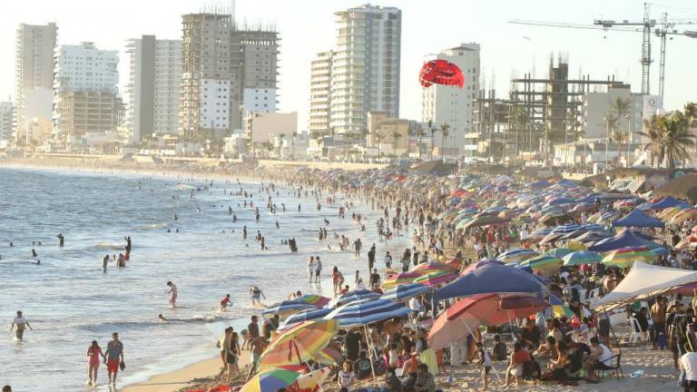 Registra Mazatlán récord en playas: 140 mil bañistas en un solo día