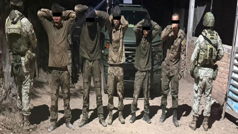 Militares aseguran armas largas tras operativo de rescate en el poblado Rincón Verde, Escuinapa.