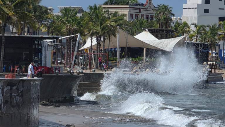 Oleaje intenso registrado este martes en las playas de Mazatlán.