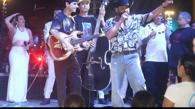 Pancho Barraza se presentó este jueves ante un público entregado en Mazatlán, ofreciendo un concierto gratuito lleno de sus éxitos.