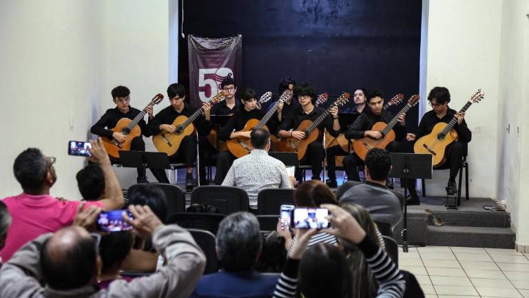 Los nóveles intérpretes ofrecieron un repertorio que abarcó desde piezas del periodo barroco y clásico hasta arreglos contemporáneos y música tradicional latinoamericana.