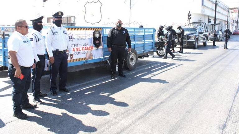 Operativo de revisión a motocicletas la mañana de este miércoles sobre la Avenida Gabriel Leyva.