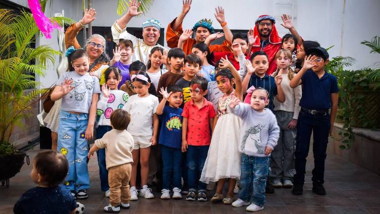 Niñas y niños recibieron los regalos que pidieron a los Reyes Magos durante el convivio de la campaña Sé Un Rey Mago.