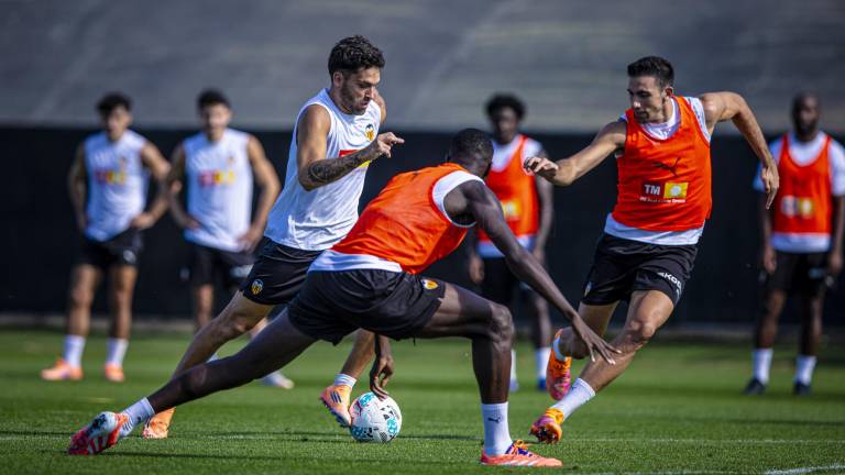 El encuentro entre Valencia y Real Oviedo en Mestalla se pospuso para este martes por la alerta roja por riesgo de lluvias torrenciales.
