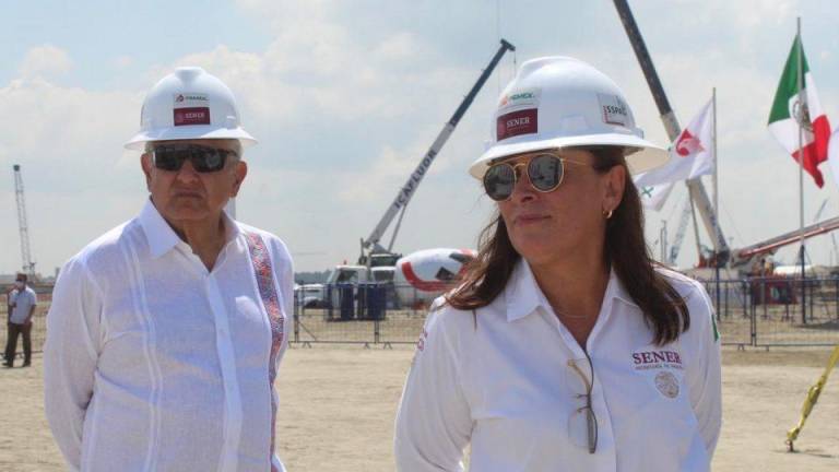 El Presidente de México y la Secretaria de Energía en una supervisión a la refinería de Dos Bocas.