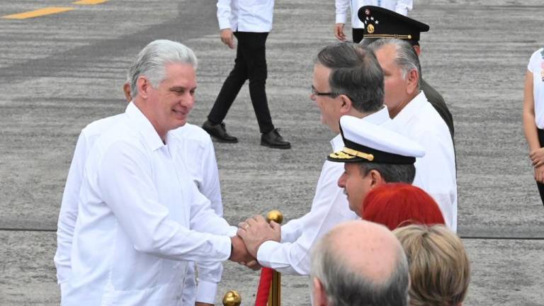 El Canciller Marcelo Ebrard Casaubón saludando al Presidente de Cuba, Miguel Díaz-Canel, en su visita a México.