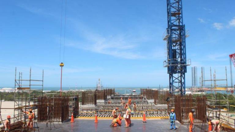 SENER impugna amparos de juez para industria eléctrica; AMLO amaga con reforma de energía