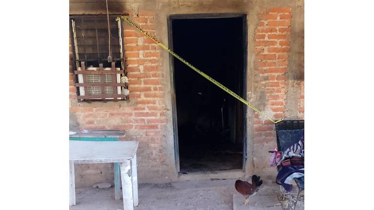 Autoridades acordonaron la vivienda donde un adulto mayor murió tras electrocutarse en el poblado Alto de Quilá, al sur de Culiacán.