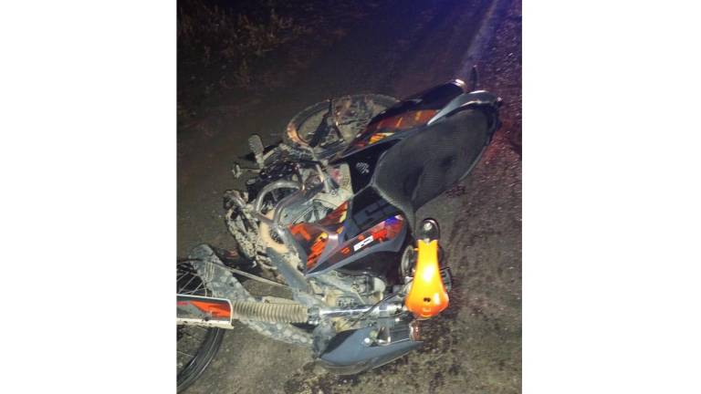 El motociclista y el conductor de la camioneta fueron trasladados al hospital.