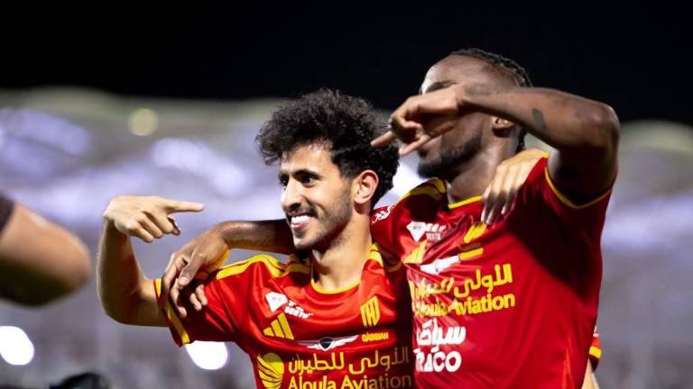 Julián Quiñones (der.) arranca con gol y asistencia en Arabia Saudita.