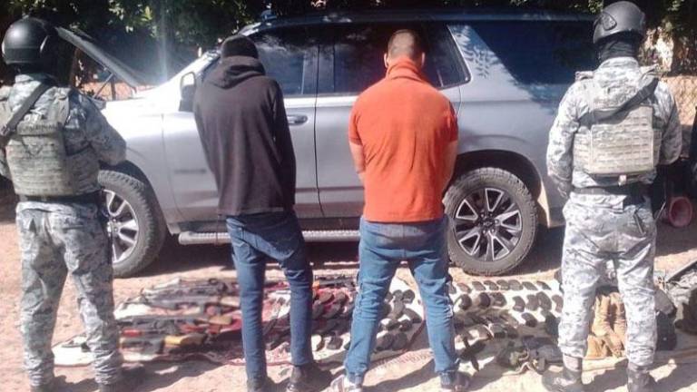 La Guardia Nacional aseguró armas de alto poder y detuvo a dos hombres en la cabecera municipal de El Fuerte.