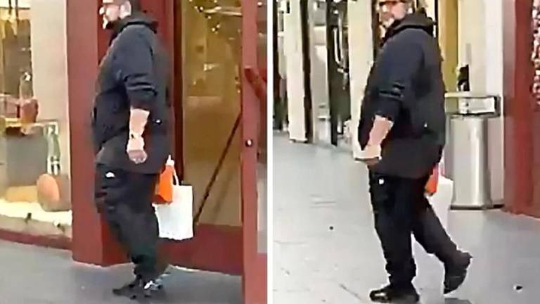 José Ramón López Beltrán, hijo mayor del ex Presidente Andrés Manuel López Obrador, a su salida de una tienda de lujo en Houston.