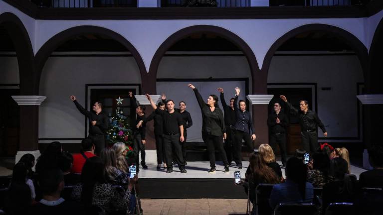 Alumnos del Taller de Danza Contemporánea y Expresión Corporal presentan las coreografías “Rockeando en torno al árbol de Navidad”.
