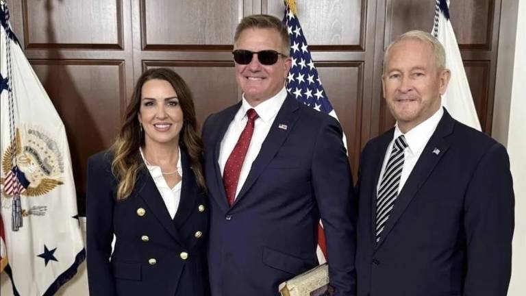 Ronald Johnson, embajador de EU en México, acudió a Washington a un acto encabezado por la funcionaria Sara Carter.