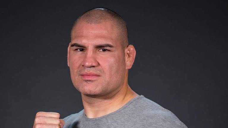 El ex campeón de la UFC Cain Velásquez fue liberado bajo libertad condicional en California tras cumplir 11 meses en prisión.