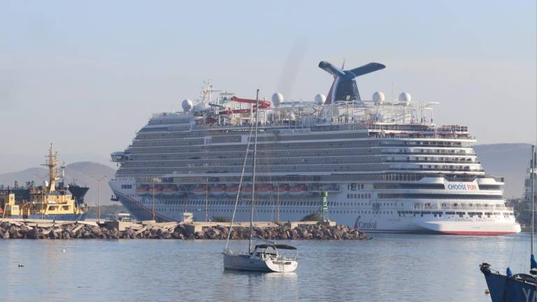 Llegada del crucero turístico Carnival Panorama a Mazatlán.
