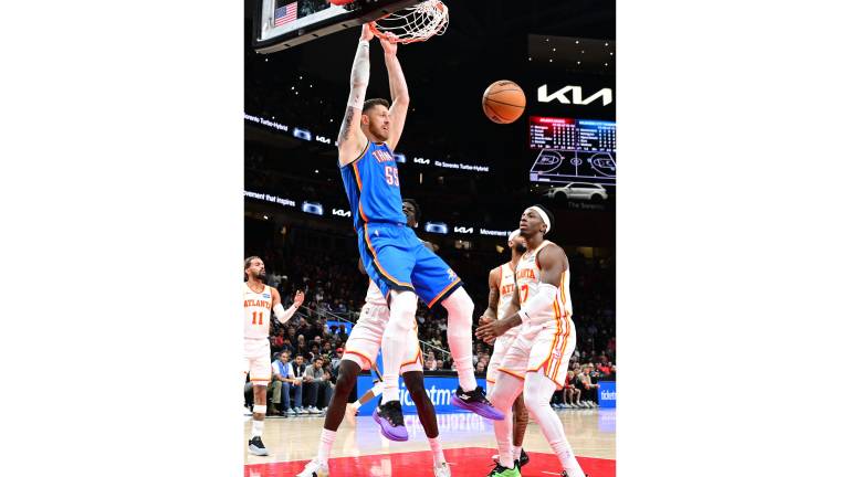 El campeón de la NBA inició la temporada con marca de 3-0 tras vencer en Atlanta.