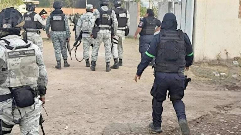 Elementos federales llegan al campo de futbol de Salamanca, Guanajuato, donde 11 personas resultaron asesinadas.