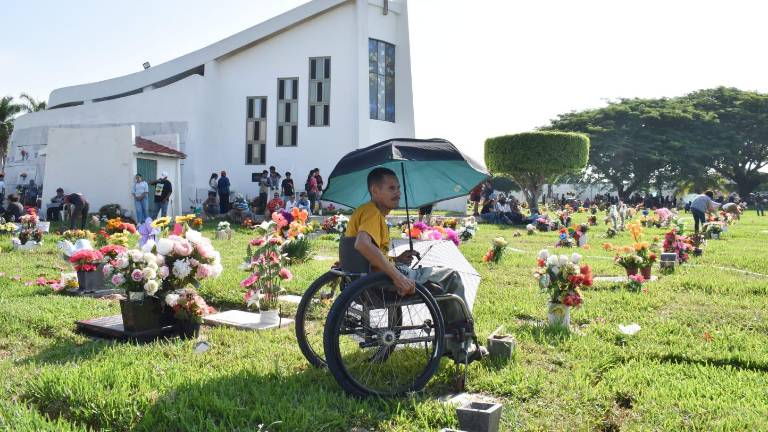 José Rosales Rivera acude a visitar a sus padres cada vez que cumplen años.