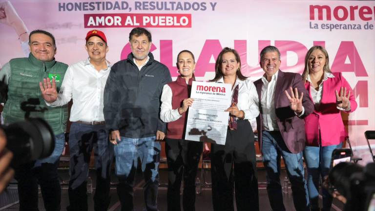 Claudia Sheinbaum entrega la constancia como precandidata única a la gubernatura de Guanajuato a Alma Alcaraz.