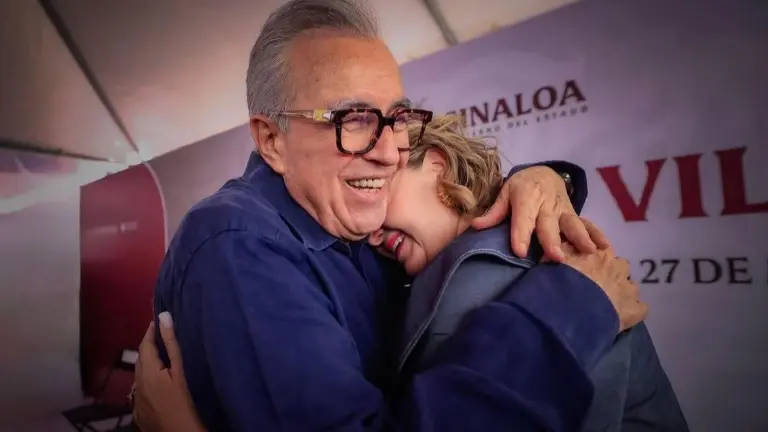 La presidenta del DIF Sinaloa, Eneyda Rocha Ruiz, felicita a su padre, Rubén Rocha Moya, por su cumpleaños.