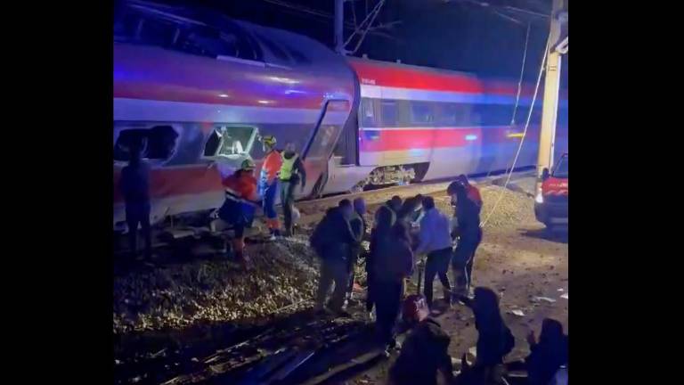 Servicios de emergencia y bomberos trabajan en Adamuz tras el descarrilamiento de dos trenes de alta velocidad.