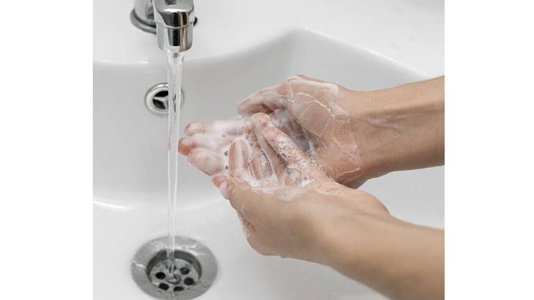 Autoridades promueven el lavado de manos para prevenir contagios de ciclosporiasis.