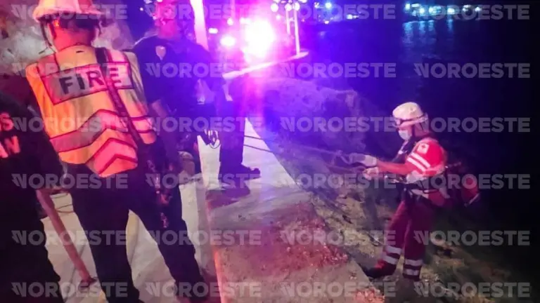Cuerpos de rescate realizaron maniobras con cuerdas para recuperar el cuerpo del marino que cayó en el Paseo del Centenario.
